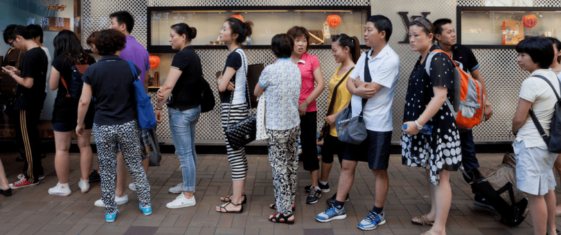 una larga fila de clientes en una tienda