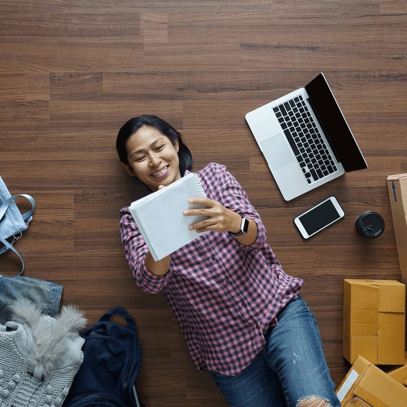 capital one, mujer escribiendo en libreta