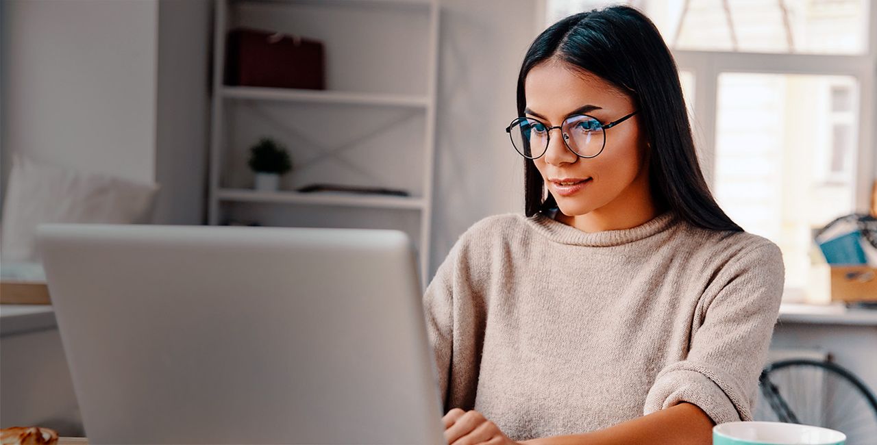 Imagen que muestra a una mujer comprendiendo los KPI del comercio electrónico.