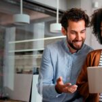 Imagen que muestra a un hombre y una mujer comprendiendo los falsos positivos en el comercio electrónico.