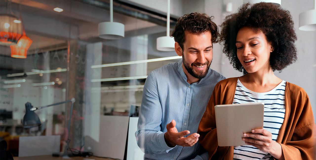 Imagen que muestra a un hombre y una mujer comprendiendo los falsos positivos en el comercio electrónico.