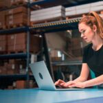 Mujer mirando una laptop y entendiendo cómo optimizar el pago