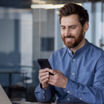 Hombre usando un teléfono móvil y aprendiendo más sobre IA conversacional