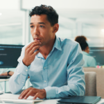 Hombre utilizando una computadora y analizando datos.