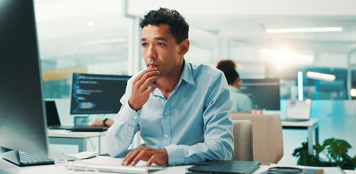 Hombre utilizando una computadora y analizando datos.